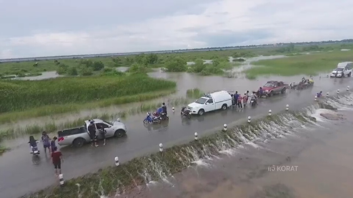 เปิดทางน้ำลำเชียงไกร หลังทะลักท่วมบ้านเรือน