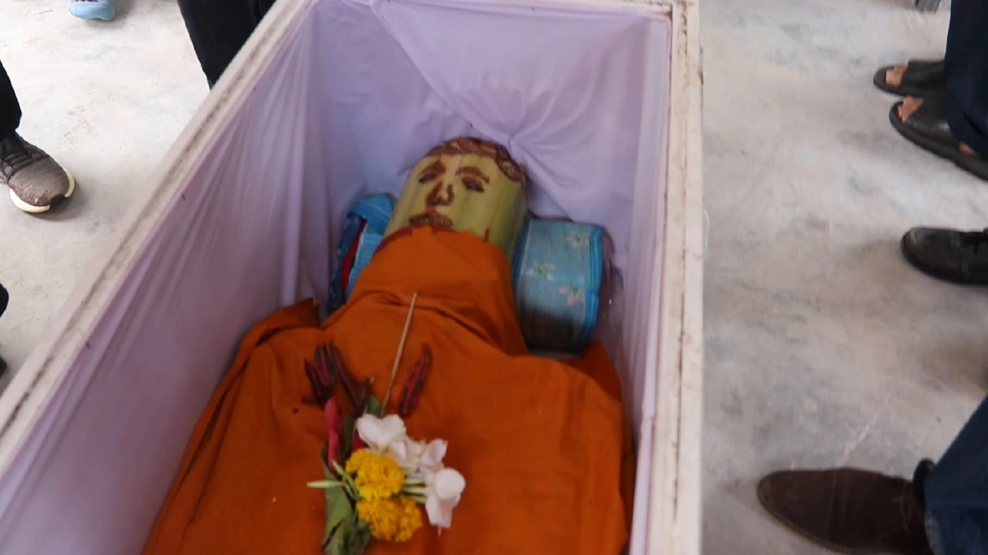 ร่วมเผาศพหลวงตากล้วย อายุ 120 ปี ตามความเชื่อโบราณ