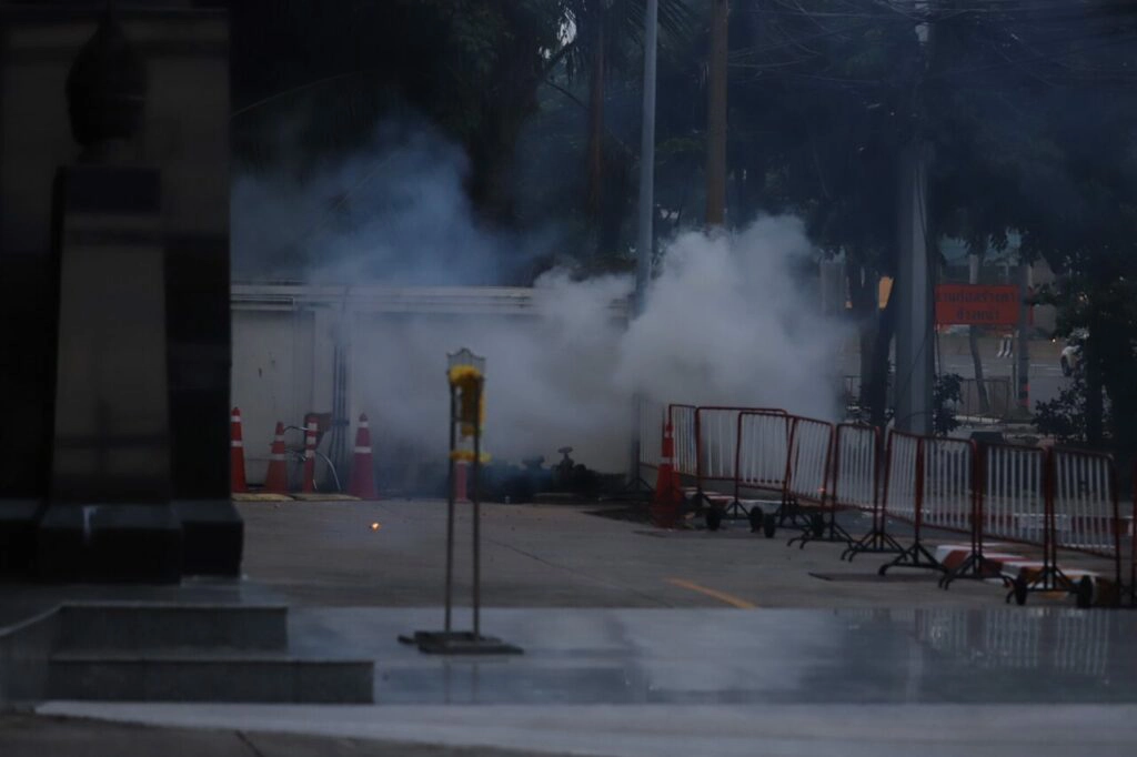 เดือด! ม็อบทะลุแก๊สแยกดินแดง ปะทะ ตร. มีปาระเบิด-ยิงพลุสนั่นต่อเนื่อง