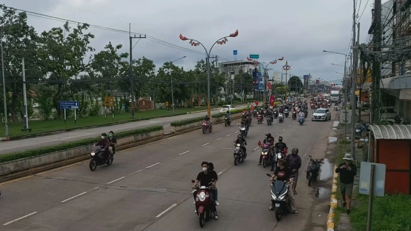 คาร์ม็อบอุดรแขวนคอหุ่นบนสะพานลอยขว้างถุงสีใส่ตำรวจ