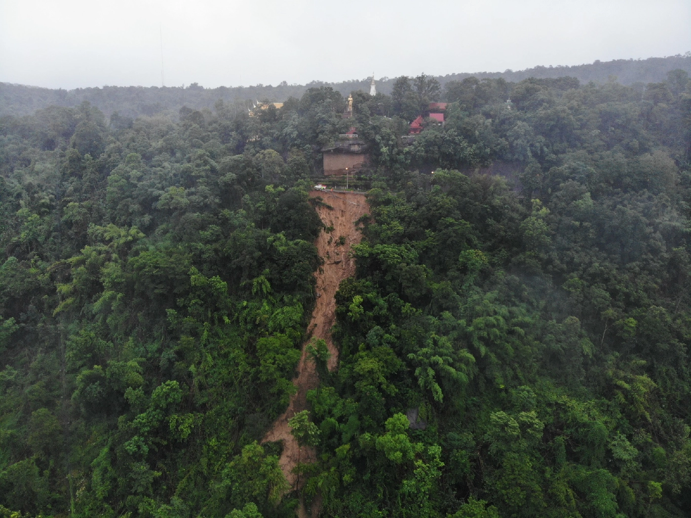 ฝนถล่มหนักบนเขาภูแลนคาเกิดดินหินโคลนถล่มใช้ถนนได้เลนเดียว