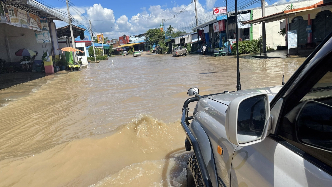 นำถุงยังชีพมูลนิธิหลวงพ่อวัดไร่ขิง-เยียวยาน้ำท่วมกำแพงเพชร