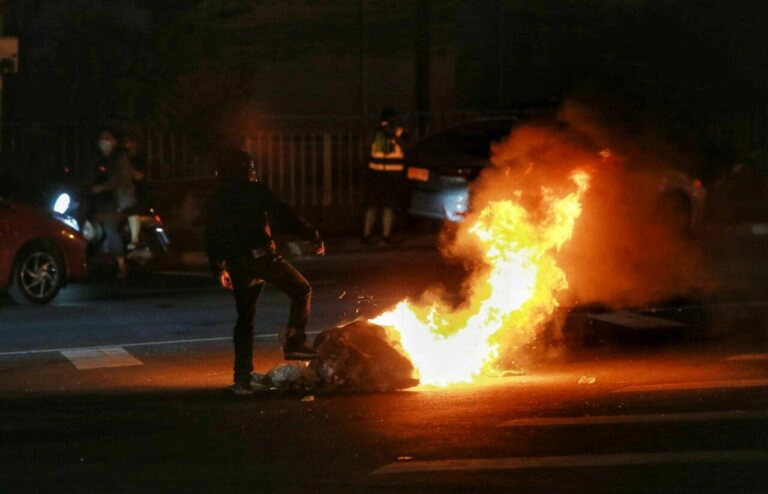 ป่วนตามนัด! ม็อบทะลุแก๊สรวมตัวแยกเหลี่ยมดินแดง ขว้างปาประทัดยักษ์-เผายาง