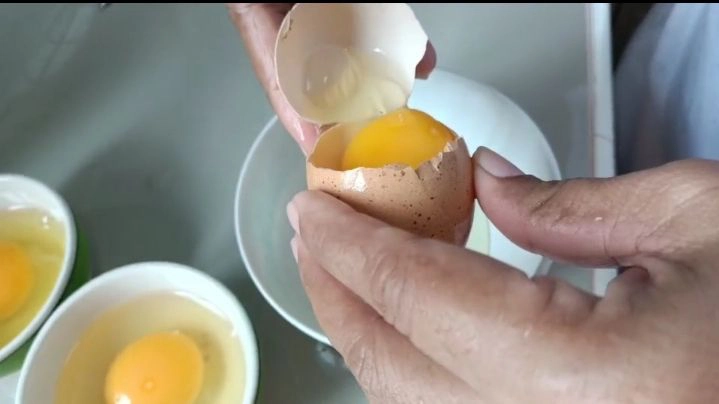 คืบเตือนภัย เจอไข่ไก่ปลอม ตอกออกพบเป็นของเหลวคล้ายแป้ง