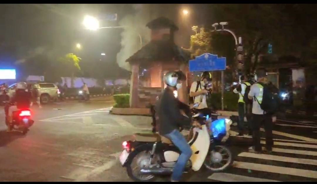 ม็อบทะลุแก๊สเผาป้อม ตร.แยกนางเลิ้ง ก่อน คฝ. กระชับพื้นที่ทำเอาแตกฮือ