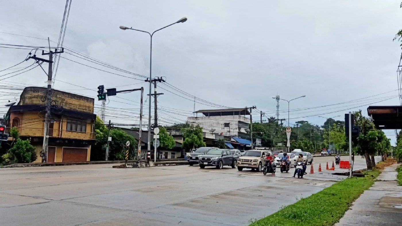 นาทีระทึก! รถดับเพลิงเบรกแตกหักหลบลงข้างทาง หวิดพุ่งชนรถจอดรอสัญญาณไฟ