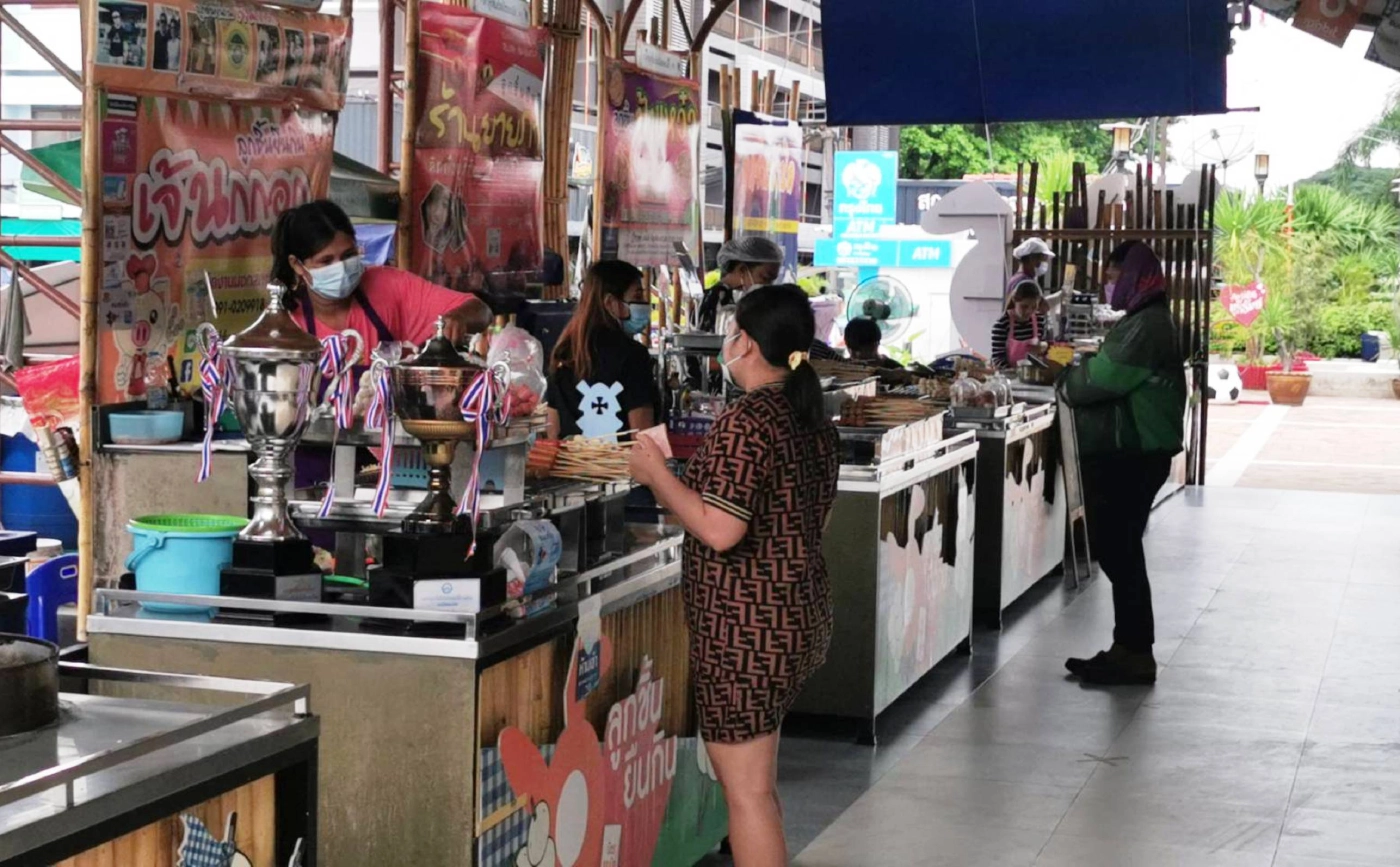 แม่ค้าปลื้ม “ลิซ่า” อยากกินลูกชิ้นยืนกิน ส่งผลยอดขายกระเตื้อง