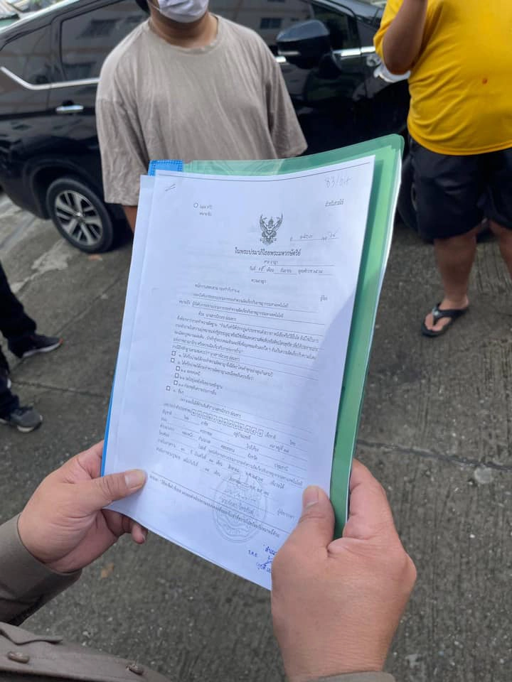 ตร.โชว์หมายศาล ตามรวบ-เก็บหลักฐานเพิ่ม แกนนำแนวร่วมธรรมศาสตร์ฯ รุ้ง โวย