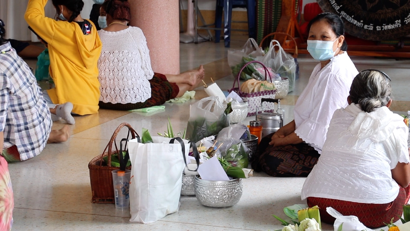 ชาวอีสานจัดทำบุญข้าวสาก ภายใต้มาตรการป้องกันโรคโควิด-19