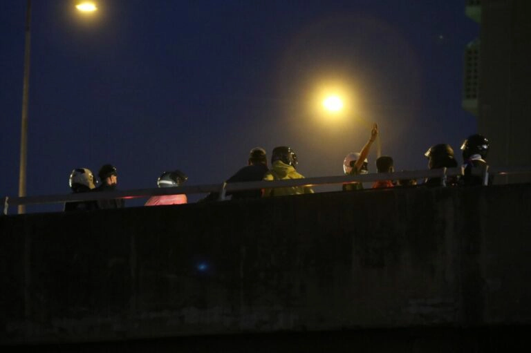 ป่วนตามนัด! ม็อบทะลุแก๊สรวมตัวแยกเหลี่ยมดินแดง ขว้างปาประทัดยักษ์-เผายาง