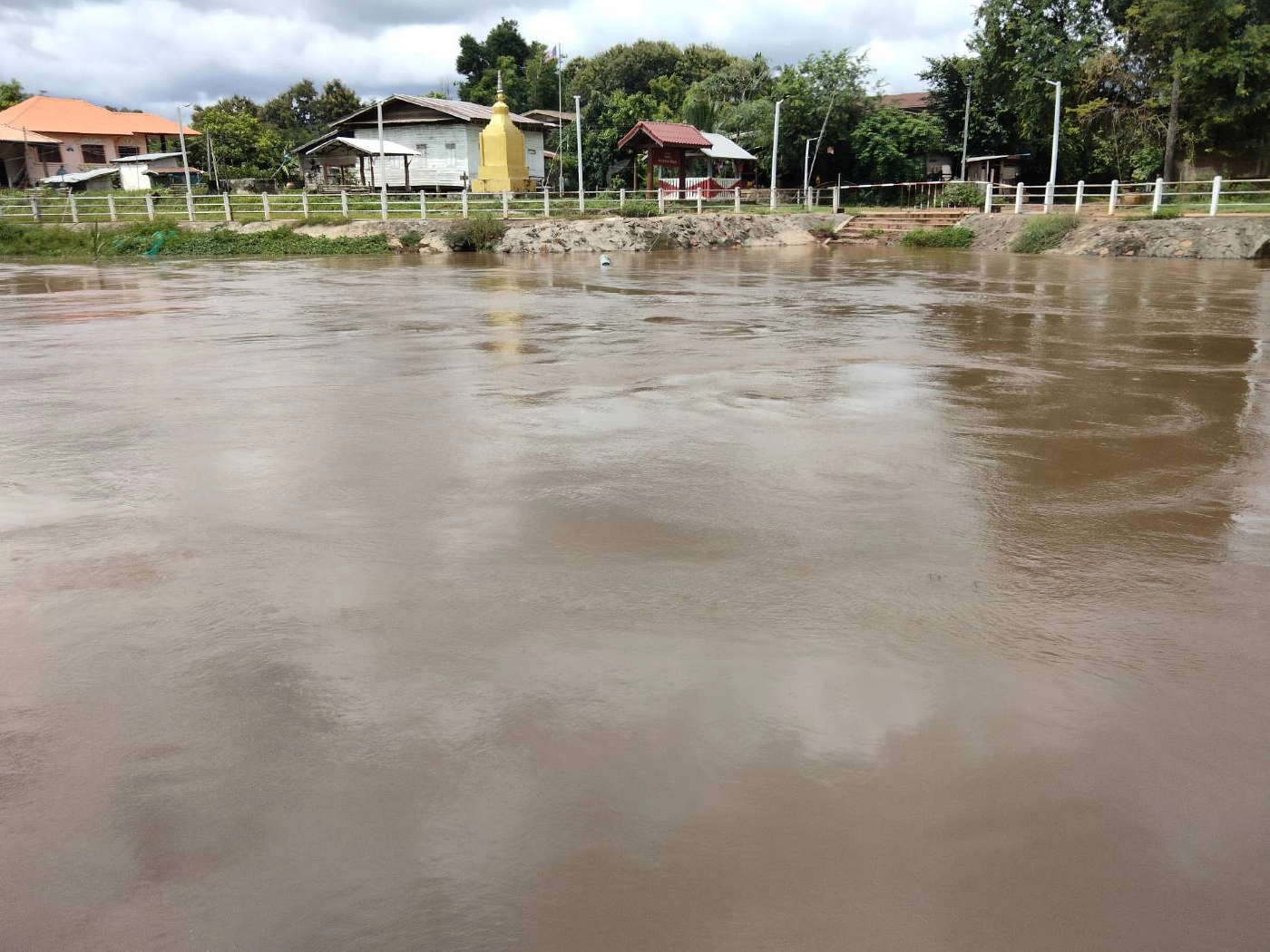 เลยปริมาณน้ำสะสมบนยอดภูกระดึงเกิดน้ำป่าไหลสู่หมู่บ้านและแม่น้ำพอง