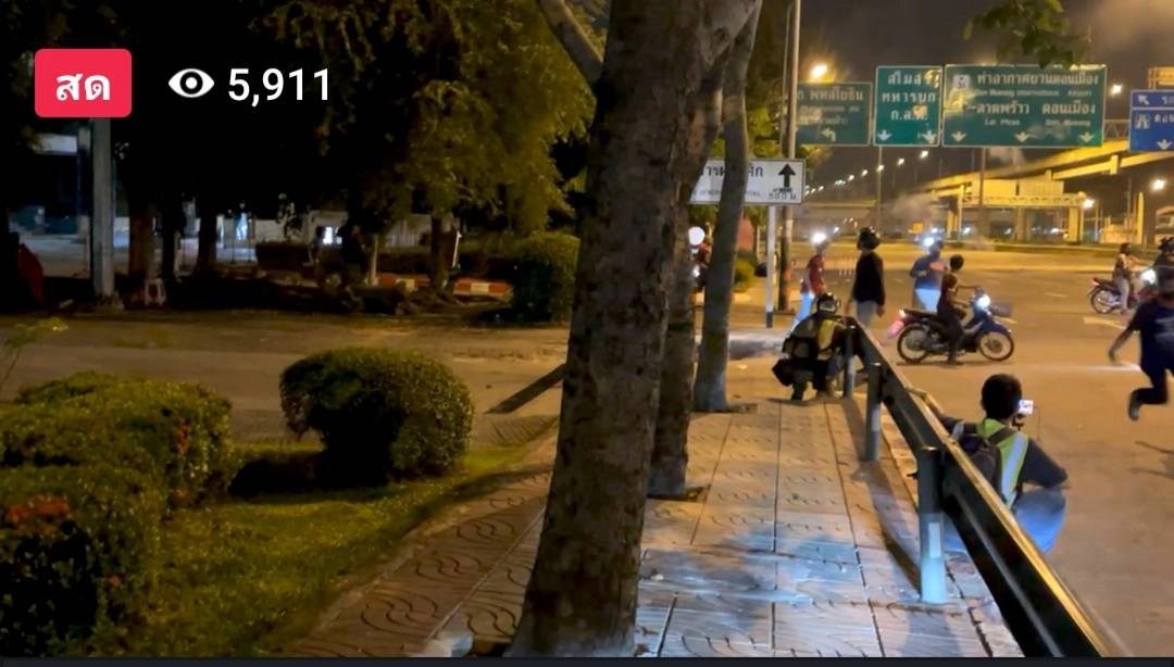 ม็อบดินแดงป่วนไม่เลิก เผายางกลางถนน-ปาประทัดยักษ์สนั่น