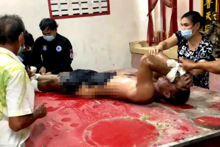 ชายคลุ้มคลั่งถอดเสื้อผ้า ขึ้นไปนั่งบนศาลเจ้า