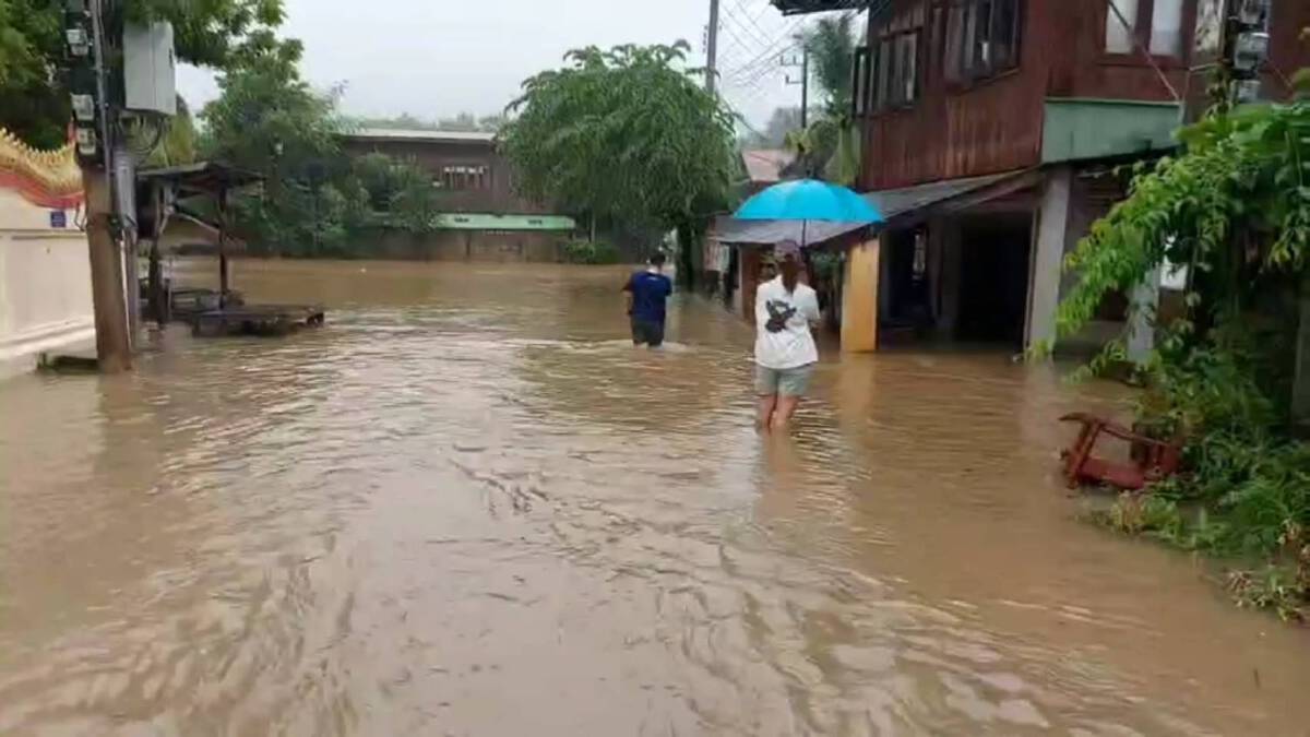 น้ำป่าทะลักท่วม"เด่นชัย"-ชาวบ้านขนของหนีน้ำกลางดึก