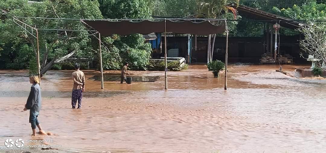 น้ำป่าหลากท่วมอช.น้ำตกพาเจริญ-บ้านเรือนราษฎร