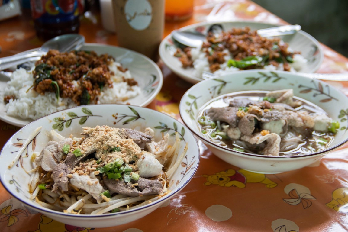 ข้าวกะเพราก๋วยเตี๋ยวอิ่มอร่อย 20 บาท ขายไม่หวังกำไรจิตใจเปี่ยมสุข