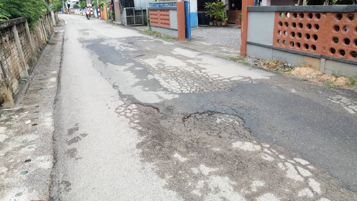 ชาวบ้านหนองสี่แจ่งร้องถนนพังนาน 10 ปีไร้การเหลียวแล