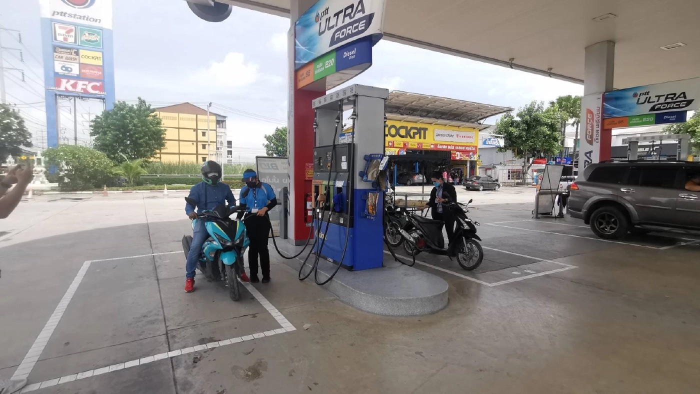 กล้องวงจรปิดจับภาพหนุ่มสาวทำสลิปโอนเงินปลอม หลอกเติมน้ำมัน 2 ครั้งซ้อน