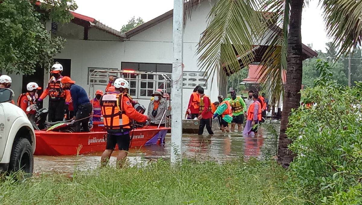 เร่งอพยพชาวบ้านติดเกาะหลังน้ำท่วมสูง กู้ภัยช่วยขนย้ายโลงเย็น