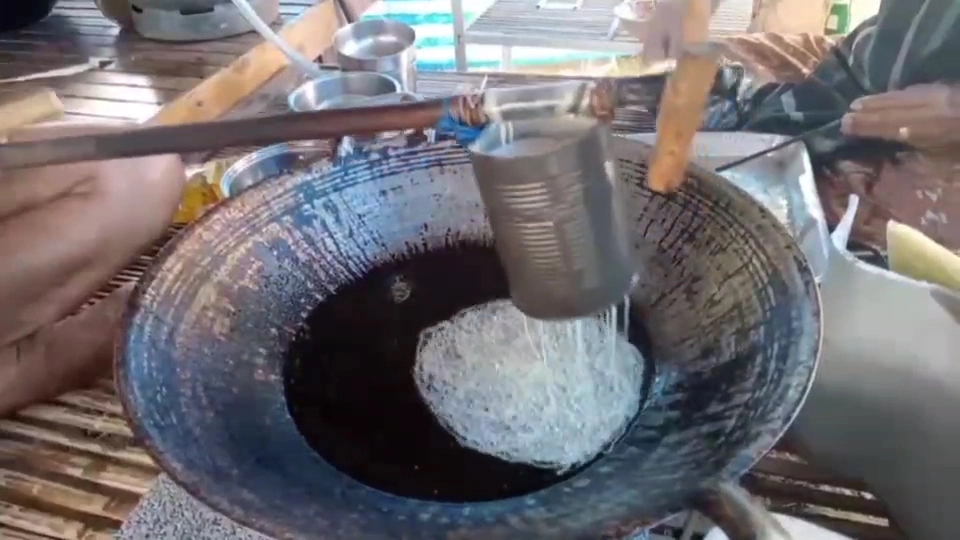 ใจสู้ 2 ตายาย ไม่หวั่นโควิค-19 เดือน 10 ยังทำขนมลาขนมพองขาย รายได้อย่างงาม