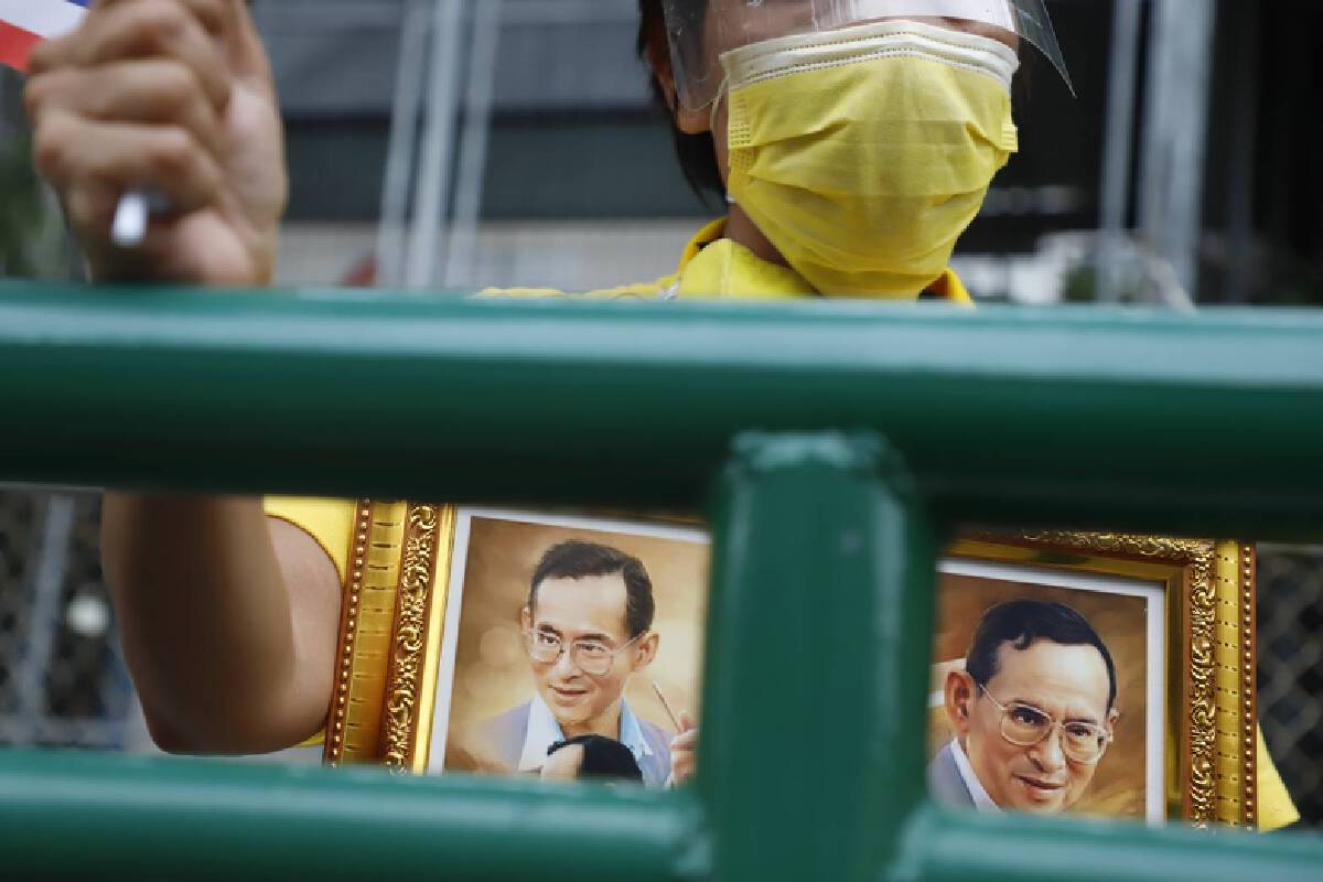 ประชาชนรอเฝ้ารับเสด็จ ในหลวง-ราชินี ทรงวางพวงมาลา วันมหิดล