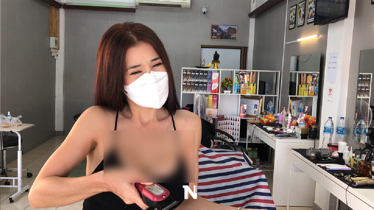 บาร์เบอร์สาวสุดแซ่บแต่งกายเซ็กซี่ตัดผมชายเรียกลูกค้าเข้าร้านตรึม