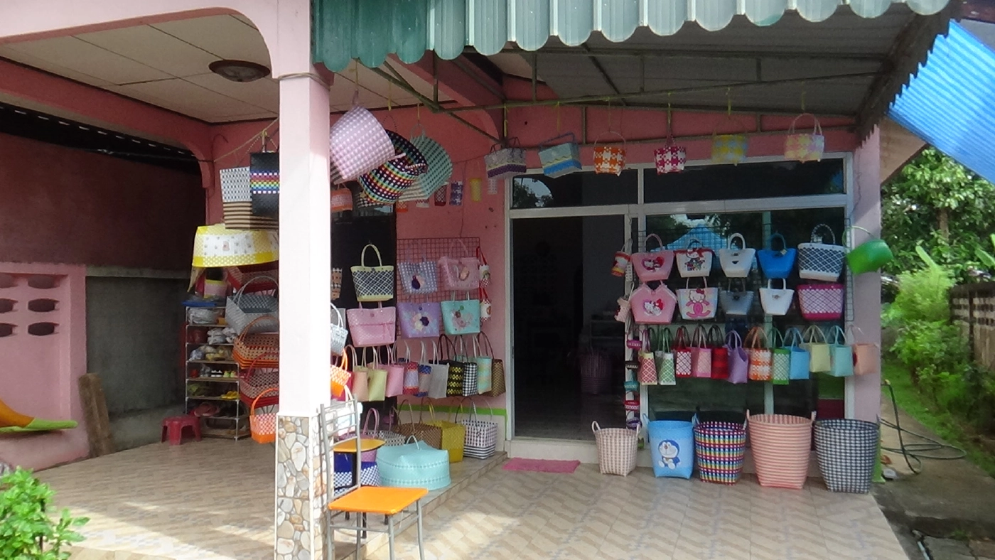 สองสามี-ภรรยาชาวตรังตกงานเซ่นพิษโควิด หันทำจักสานพลาสติกประยุกต์ขาย