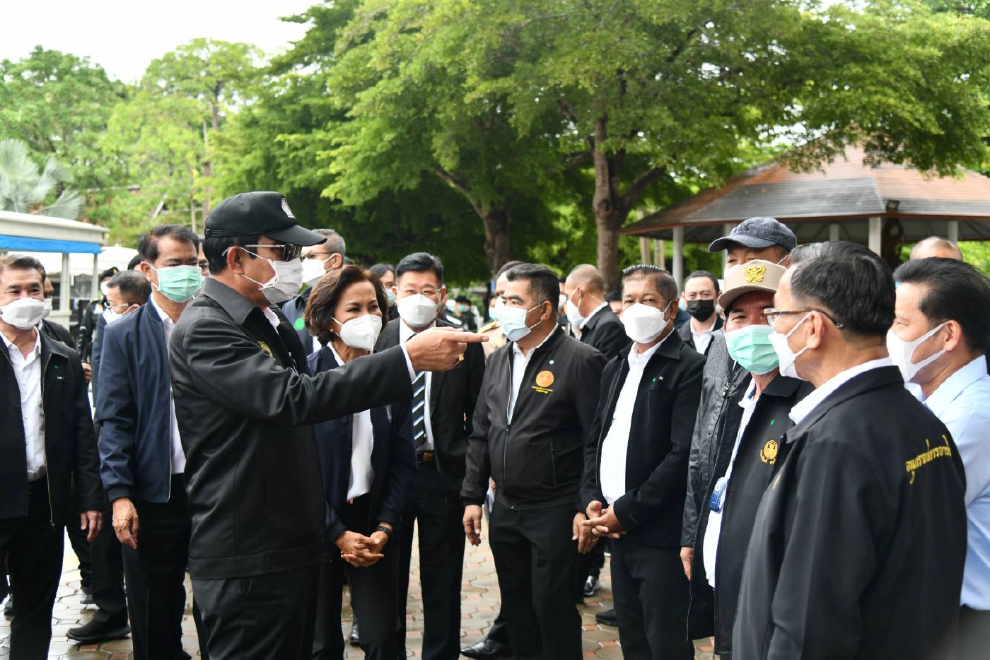 ส.ส.พรรคพลังประชารัฐร่วม 30 คนแห่รับ “บิ๊กตู่” ลงพื้นที่ตรวจน้ำท่วม สุโขทัย