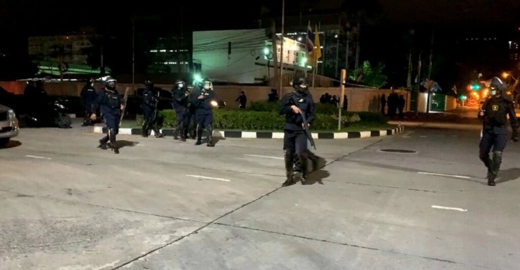 ม็อบทะลุแก๊สป่วนรายวัน รวมตัวจุดประทัด - เผายางรถ ป่วน คฝ. ที่ซอยมิตรไมตรี