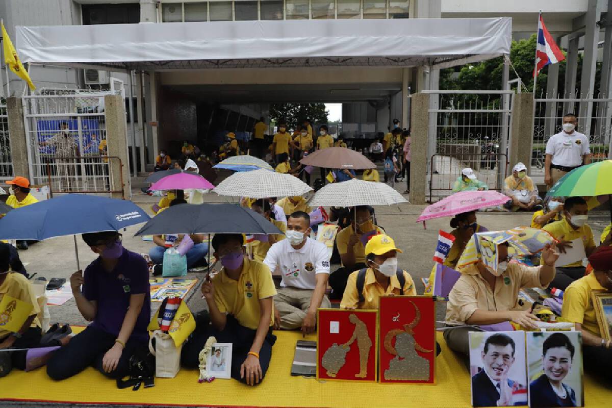 ประชาชนรอเฝ้ารับเสด็จ ในหลวง-ราชินี ทรงวางพวงมาลา วันมหิดล
