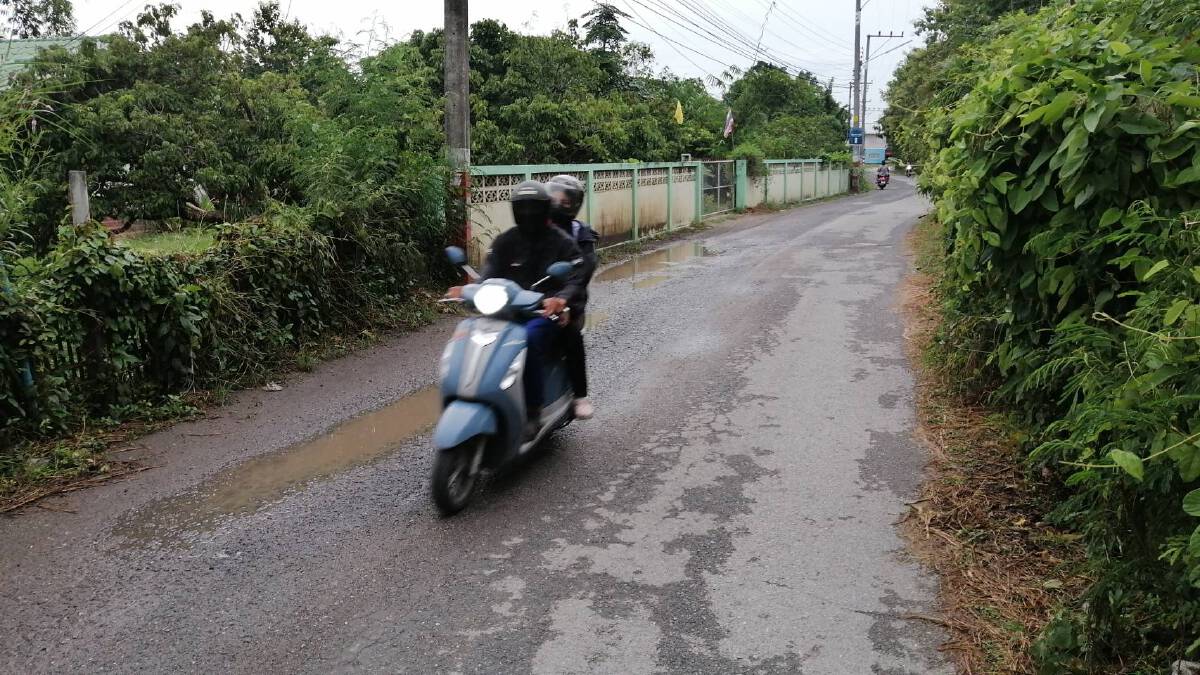 ชาวบ้านหนองสี่แจ่งร้องถนนพังนาน 10 ปีไร้การเหลียวแล