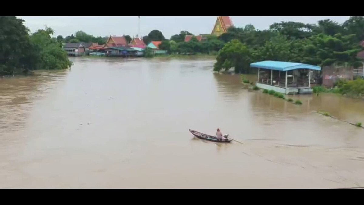 น้ำไหลท่วมถนนเสนาผักไห่ทาง หลวงอยุธยาเร่งสร้างแนวป้องกันน้ำท่วม