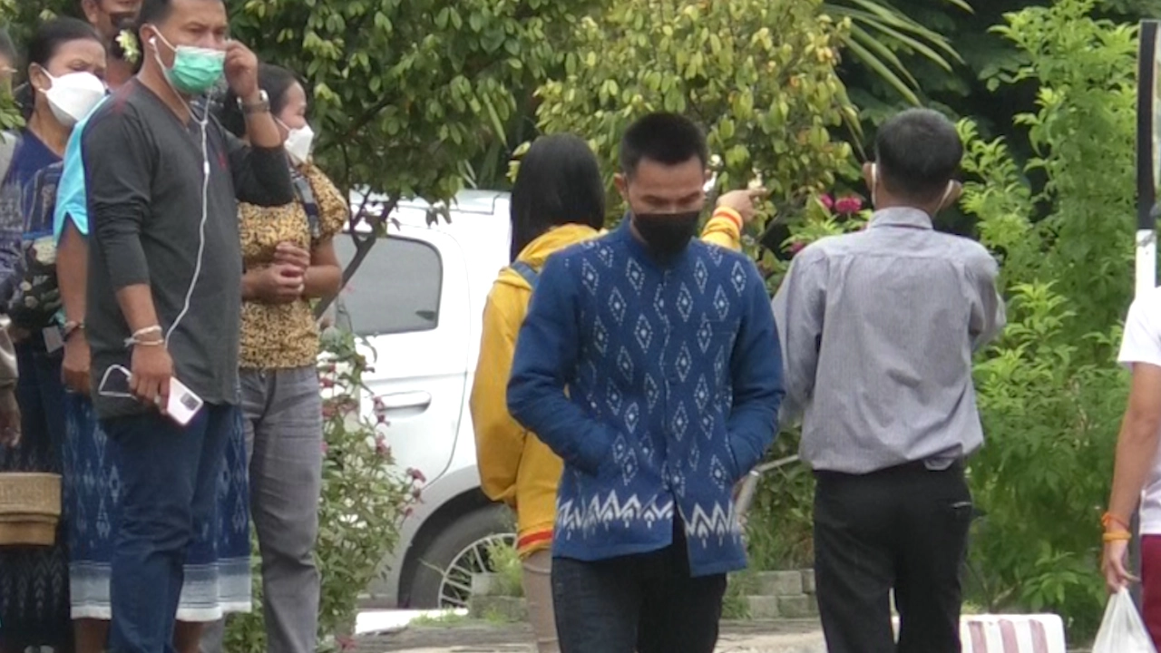 ลุงพลพร้อมยูทูบเบอร์ขึ้นศาลคดีป่าไม้และทำร้ายนักข่าว