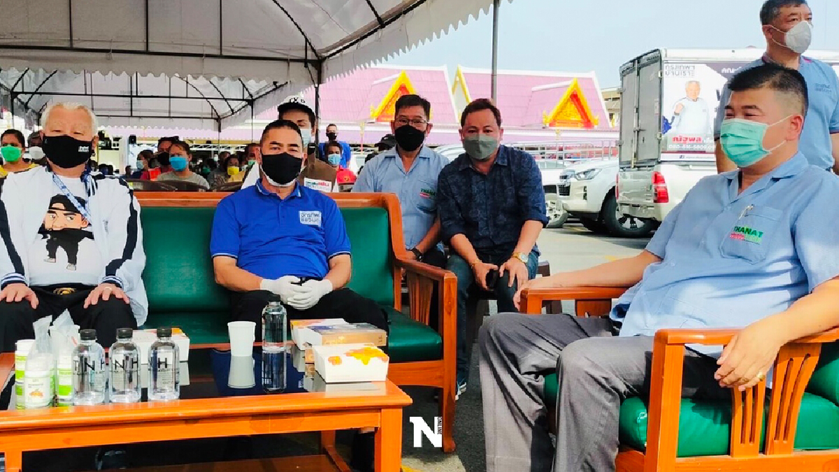 "พล.ต.อ.จักรทิพย์" พร้อมทีมงาน มอบถุงยังชีพปันสุข แก่พี่น้องชุมชนพระโขนง