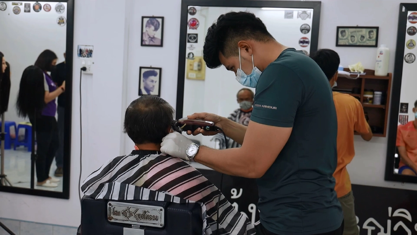 ช่างตัดผมวินเทจเปิดร้านตัดผมฟรีหลังคลายล็อก