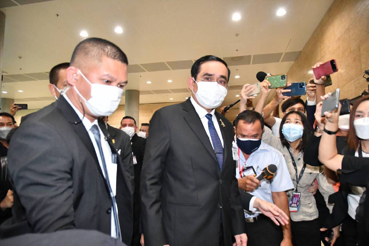 “นายกฯ” เข้าทำเนียบหลังศึกซักฟอก ด้าน“บิ๊กป้อม” เลี่ยงสื่ออยู่ป่ารอยต่อฯ