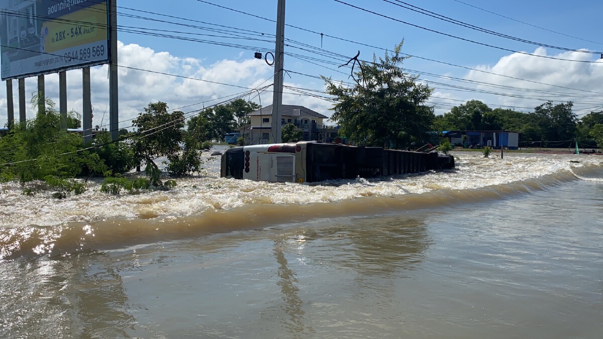 เมืองโคราชไม่รอดน้ำทะลักถนนถูกตัดขาดลำเชียงไกรน้ำเริ่มลด