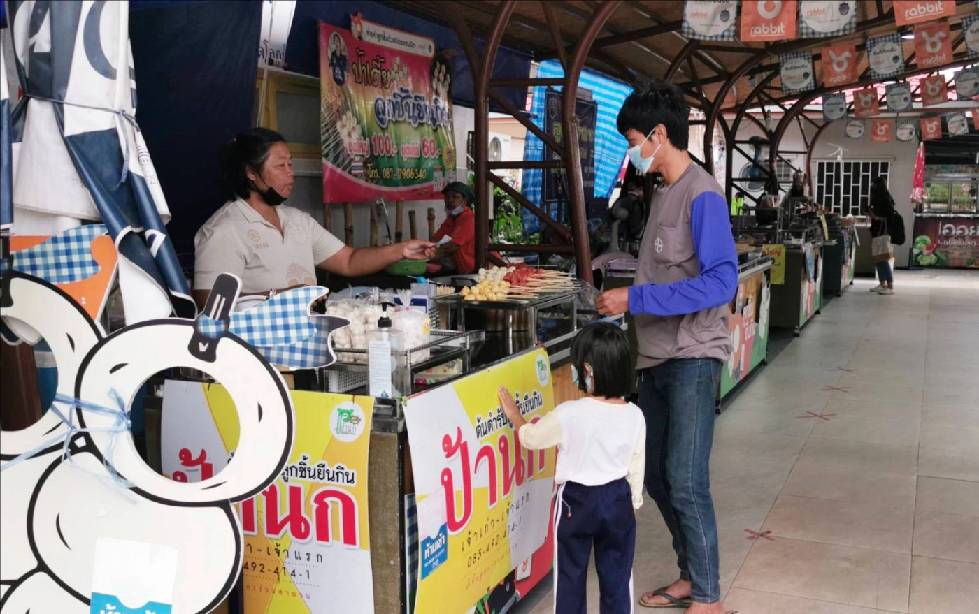 แม่ค้าปลื้ม “ลิซ่า” อยากกินลูกชิ้นยืนกิน ส่งผลยอดขายกระเตื้อง