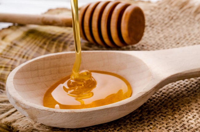 ห้าม “เด็กทารก” กินน้ำผึ้ง เพราะทำให้ได้รับสารพิษและติดเชื้อตายได้
