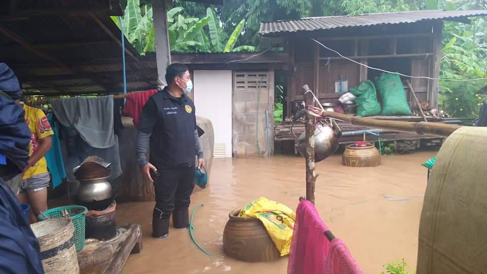 ฝนตกหนักน้ำป่าไหลหลากแม่น้ำเหืองล้นตลิ่งหลากท่วมหมู่บ้าน