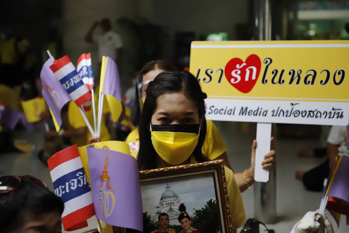 ประชาชนรอเฝ้ารับเสด็จ ในหลวง-ราชินี ทรงวางพวงมาลา วันมหิดล