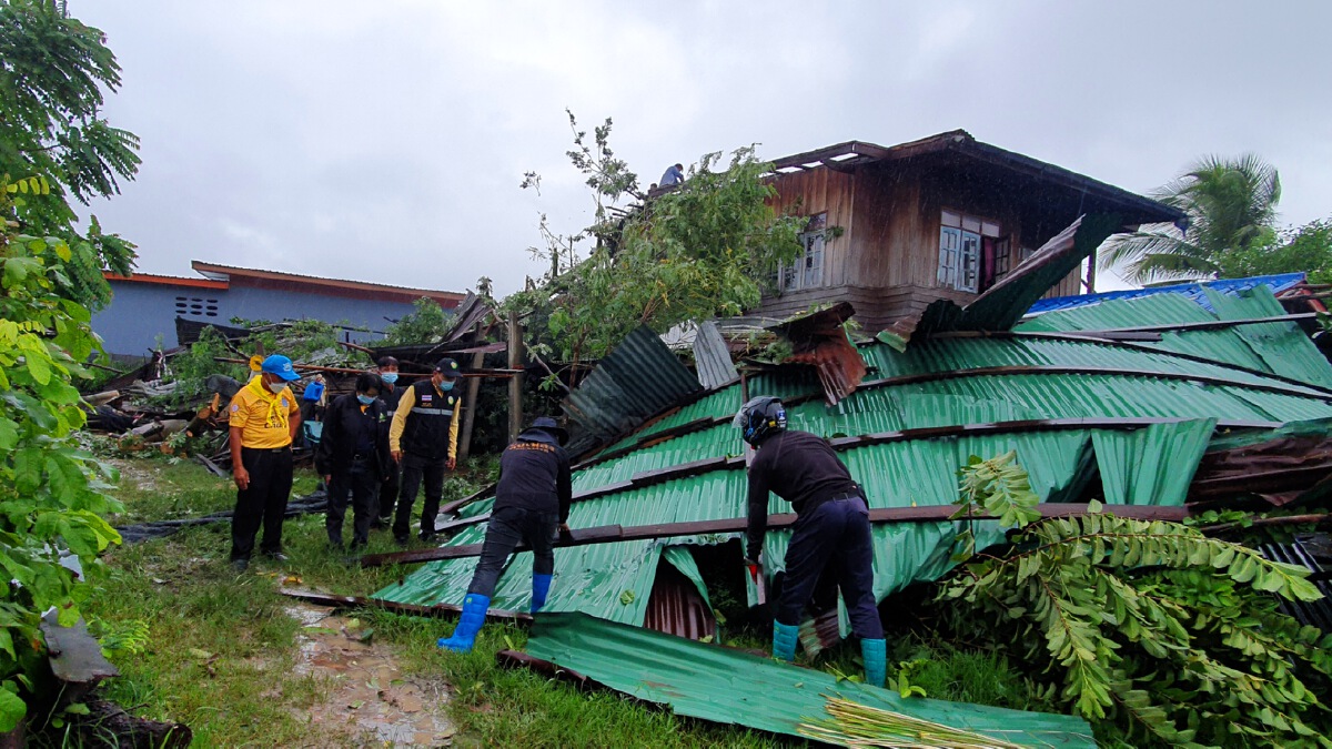 พายุฝนถล่มบ้านเรือนตำบลดงสิงห์ เสียหาย 100 หลังคาเรือน