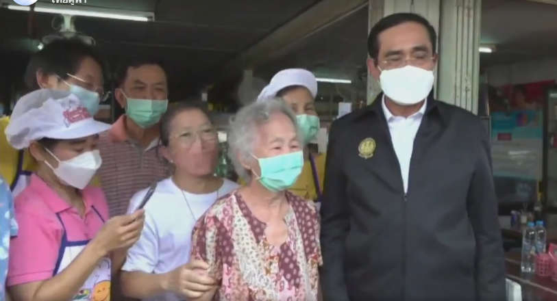 นายกฯ เยี่ยมคนเพชรบุรีอ้อนถาม "รักลุงตู่หรือไม่"