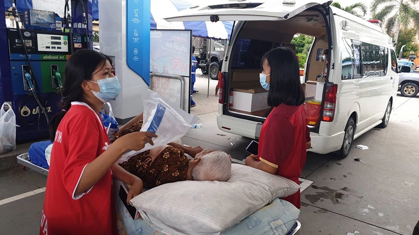 สธ. เร่งเคลื่อนย้ายผู้ป่วย รพ.บำเหน็จณรงค์ ที่ถูกน้ำท่วมหนัก