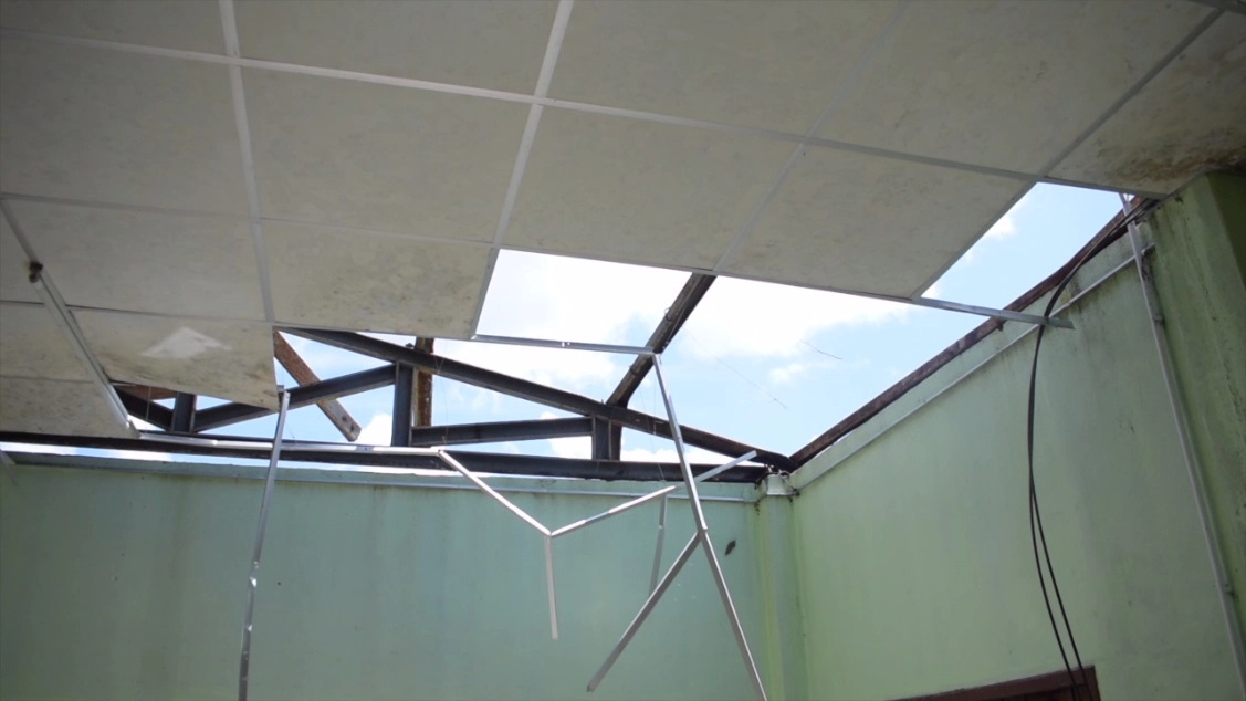 ต้นโพธิ์ล้มทับอาคารเรียนพัง แรมปีไร้หน่วยงานซ่อมแซม