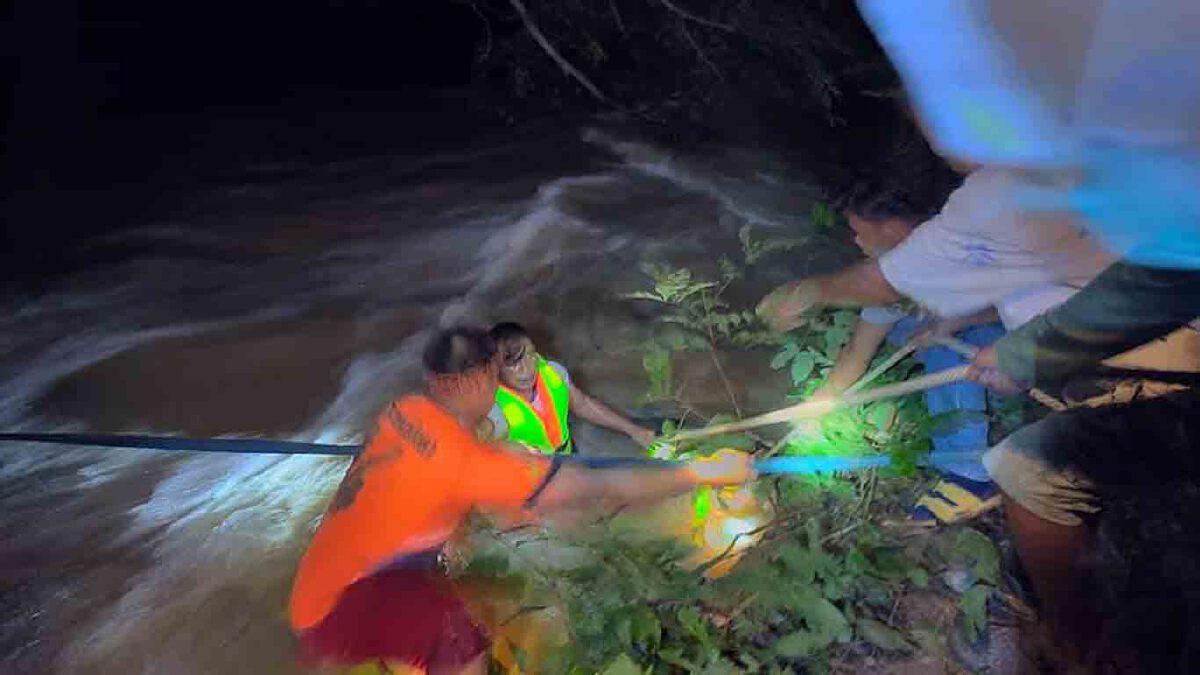 เก๋งตกฝายท่ามกลางน้ำป่าไหลหลากรุนแรง กู้ภัยช่วยไม่ทันคนขับดับคารถ