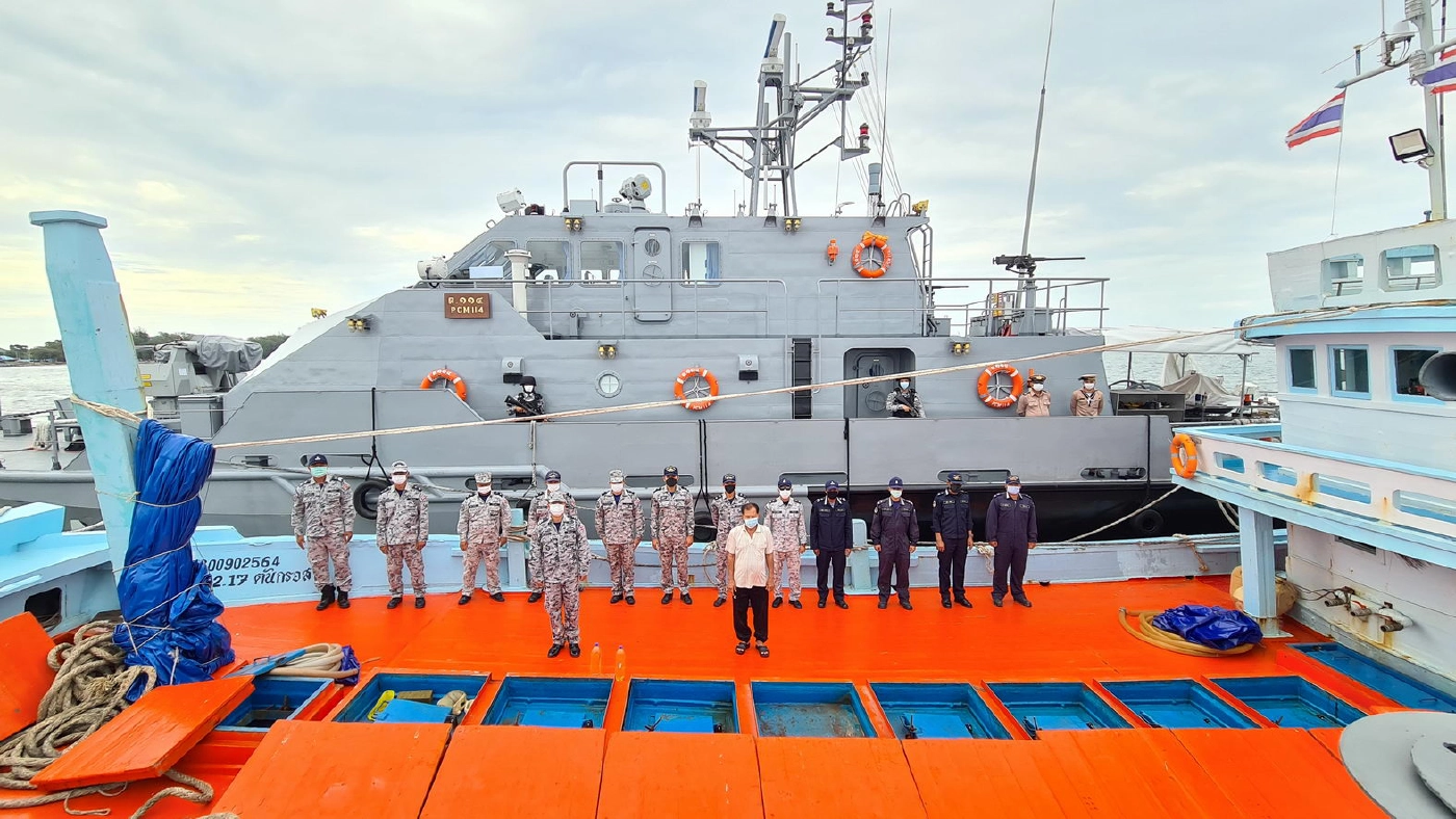 ทัพเรือภาคที่ 1 จับเรือประมงดัดแปลงขนน้ำมันดีเซลเถื่อน 50,000 ลิตร