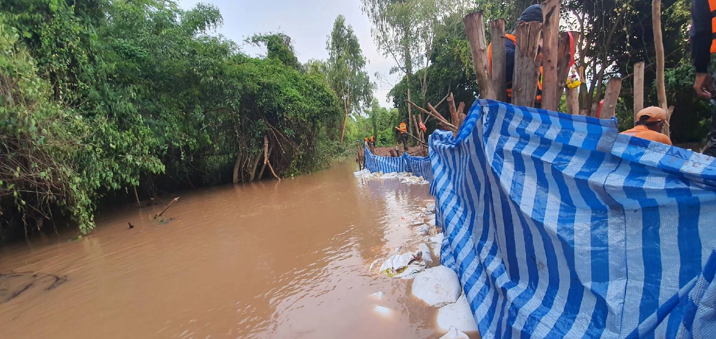 สามัคคีคือพลัง! อุดพนังดินกั้นแม่น้ำวังทองสำเร็จ