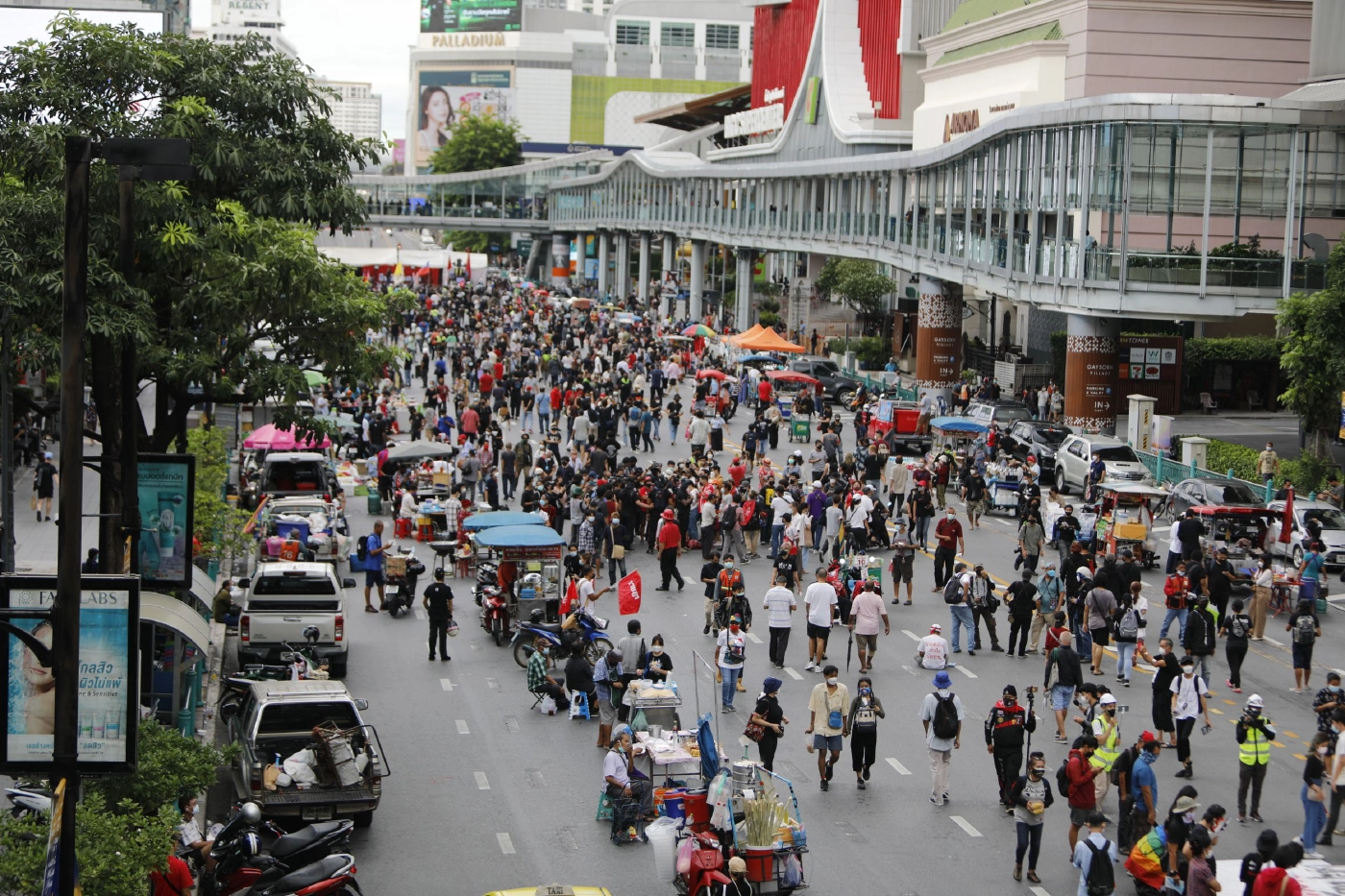 ม็อบแนวร่วมธรรมศาสตร์ฯ รวมตัวแยกราชประสงค์เตรียมปราศรัยเดือดรัฐบาล