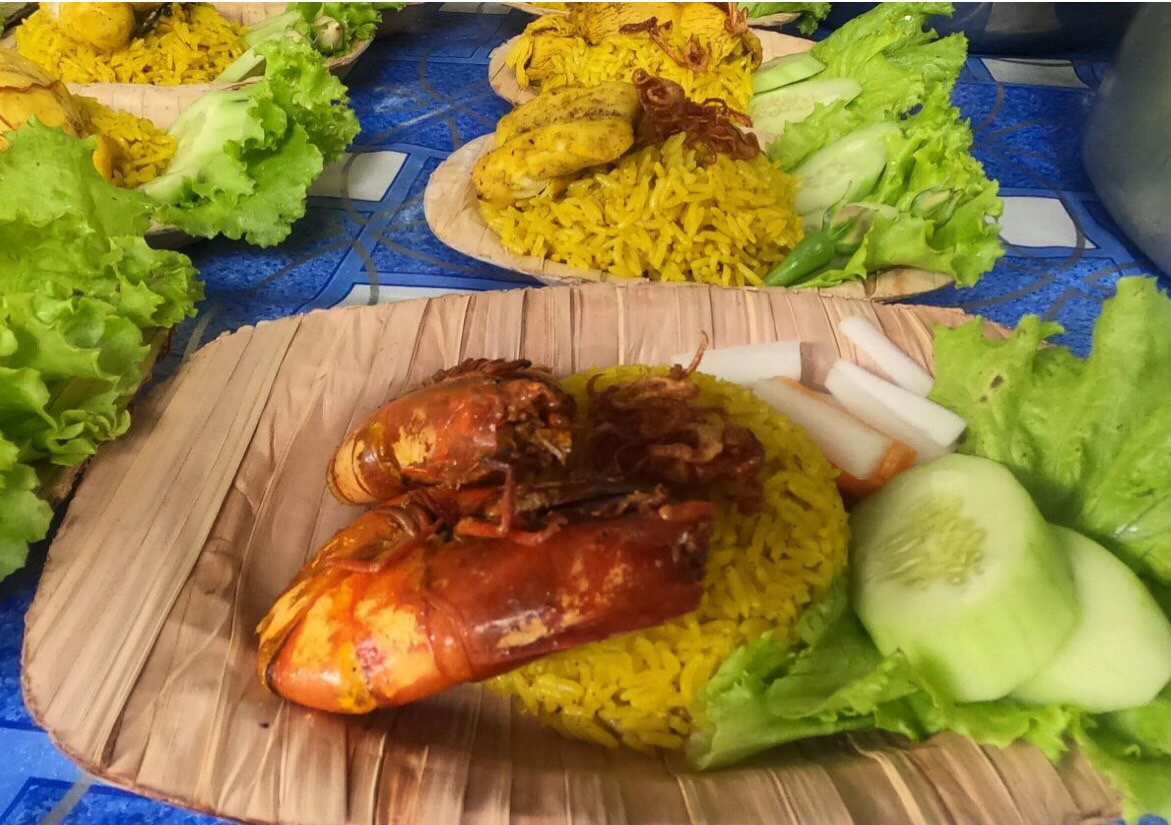 "ข้าวหมกไก่รักษ์โลก" ใช้จานใบจากแทนกล่องพลาสติก